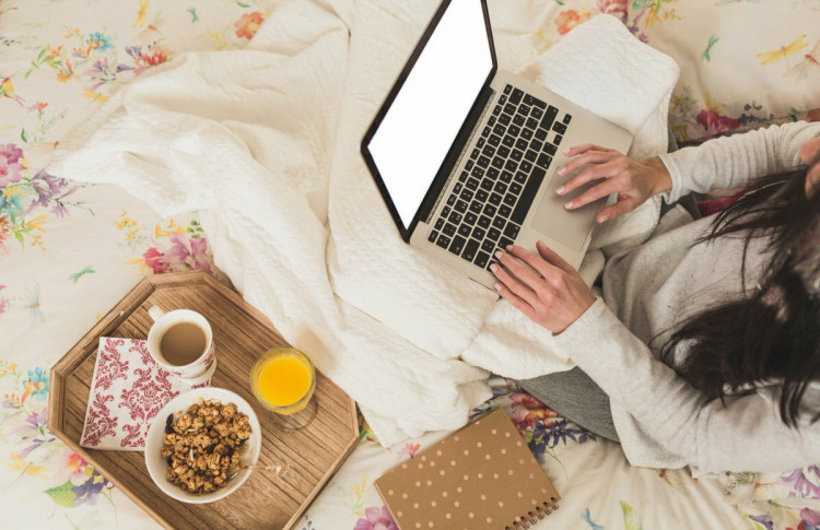 Психолог: Работа в кровати на удаленке может привести к головным болям и эмоциональному выгоранию