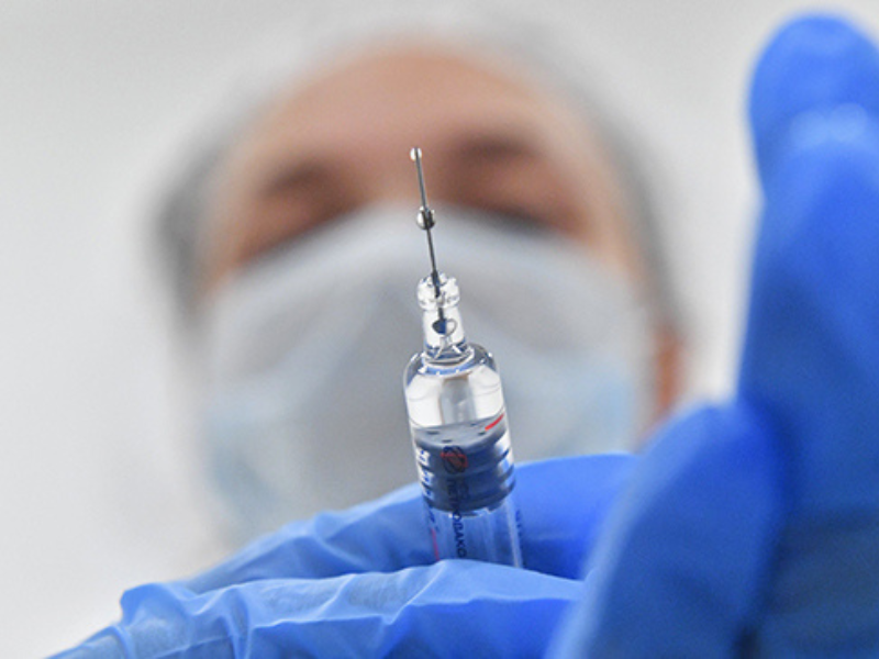 В Минздраве призвали вовремя сделать прививки от COVID-19 и гриппа