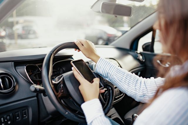 Внимание на дорогу. Причины ДТП — смартфоны в руках водителей и пешеходов