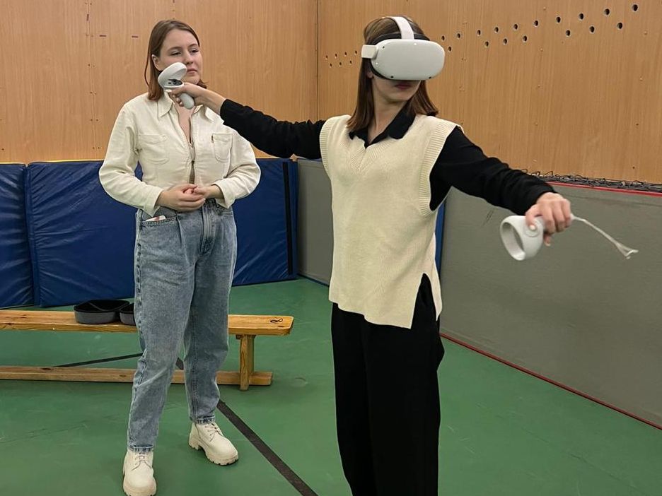 Студенты факультета «Экстремальная психология» провели VR-тренинг «Скалолазание в виртуальных горах»  для учащихся колледжа