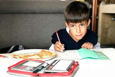 Ребенок стесняется обедать в классе: психолог рассказала, как ему помочь