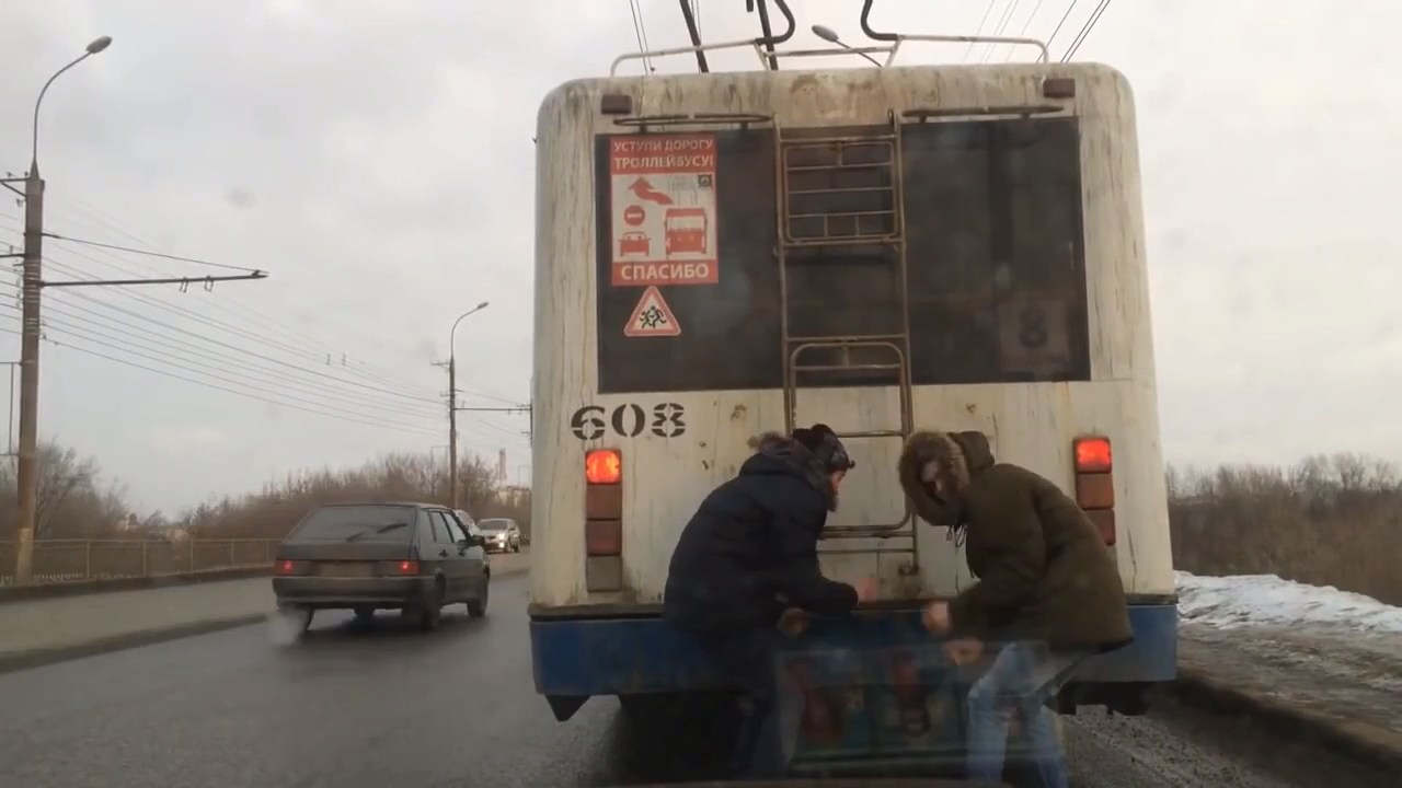 Берегись пешехода: зачем подростки бросаются под колеса автомобилей Юные россияне рискуют жизнью из-за соцсетей