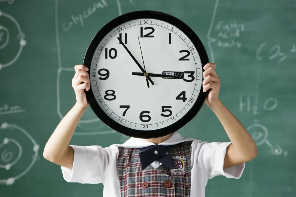 Варианты новых уроков. Ребенок с часами. Часы в школе. Тайм менеджмент школьника. Часы для распорядка дня школьников.