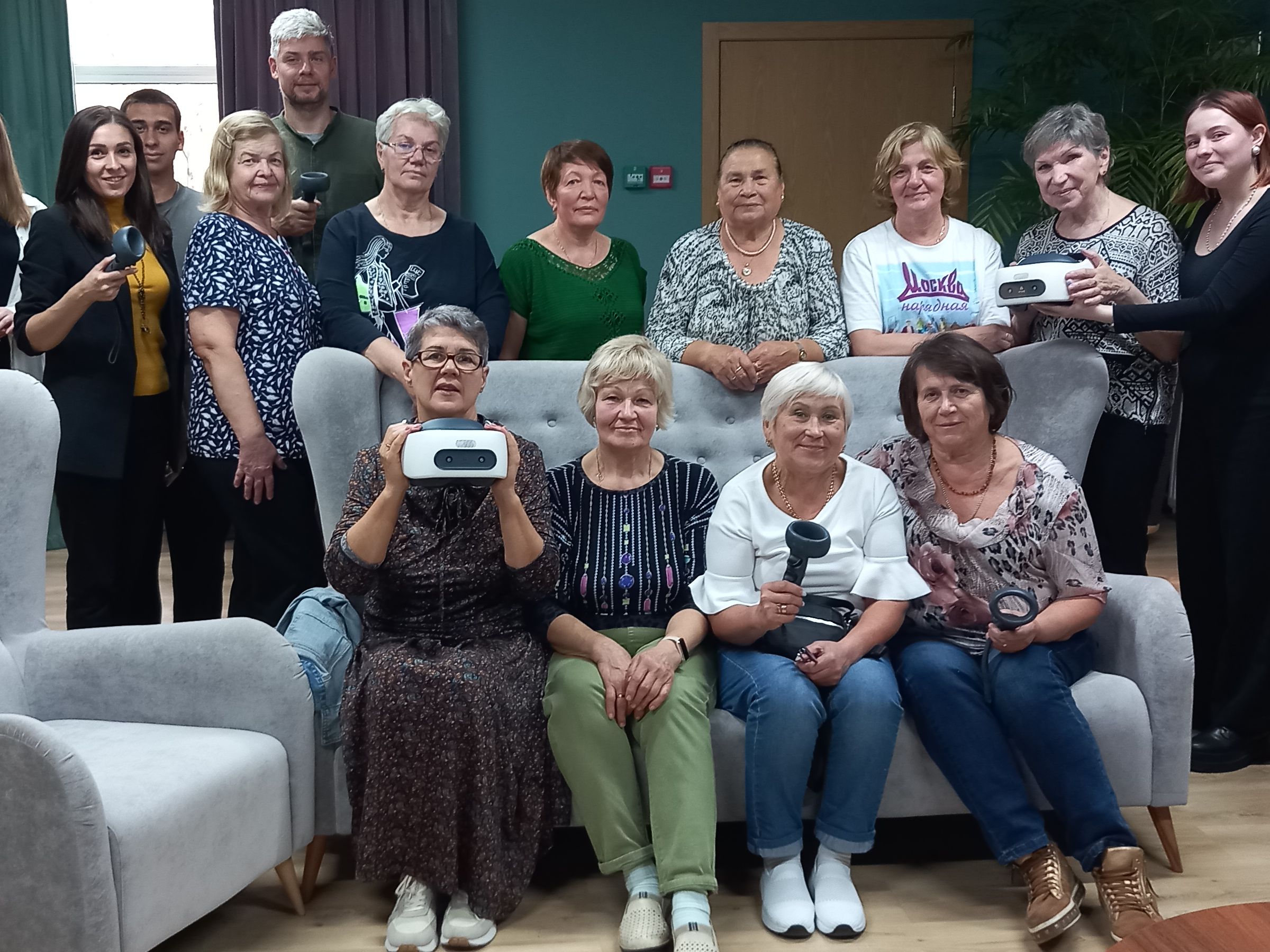 2023-10-02 Пенсионеры из Братеево познакомились с возможностями VR и обогатили свой экзистенциальный опыт