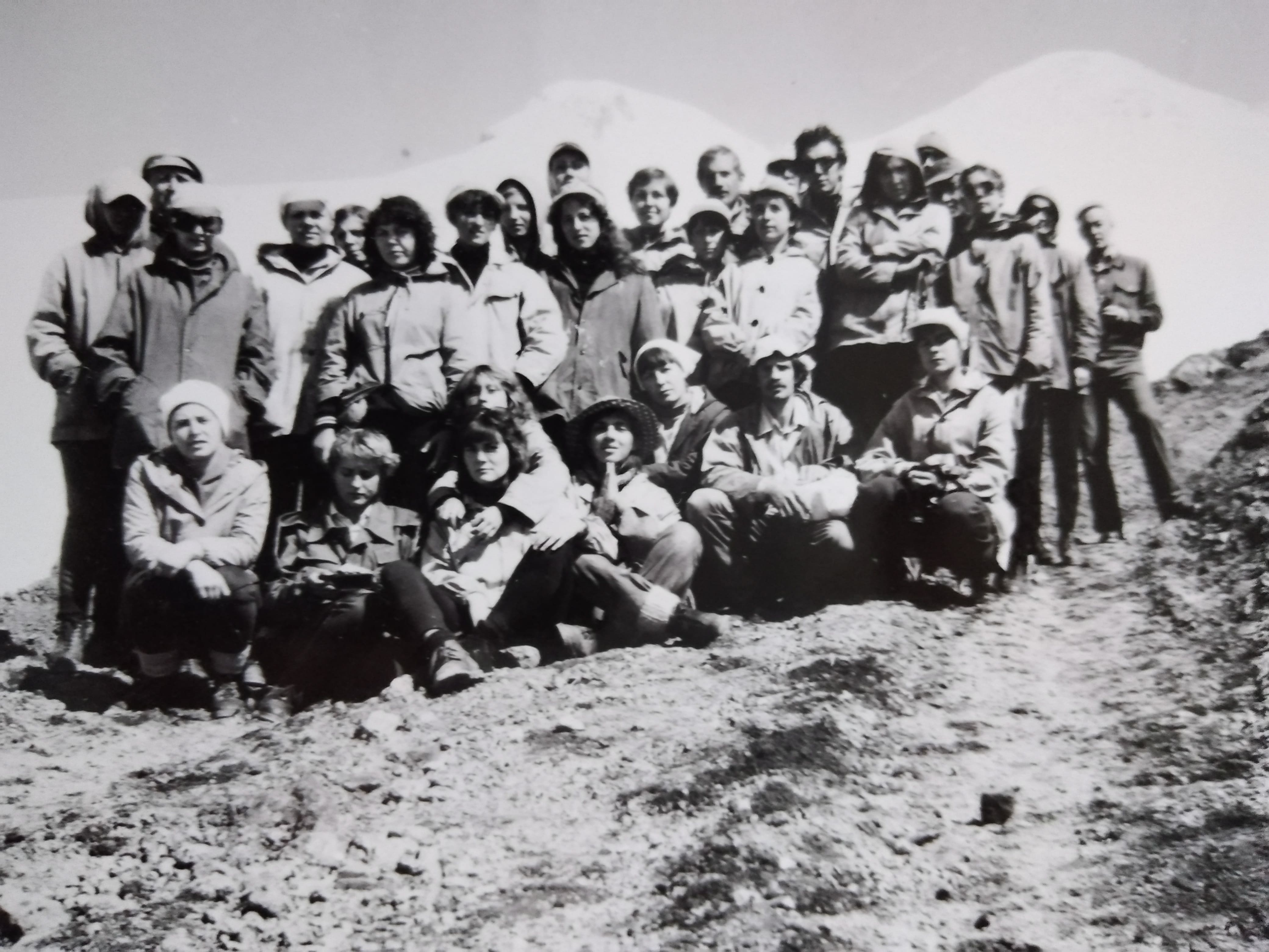 2 Эльбрус Приют 11, высота 4200,  1981, Матюшкина Е., 2 ряд 3 я справа (1).jpg (704 KB)